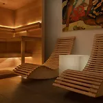 Moderno Hotel 4*